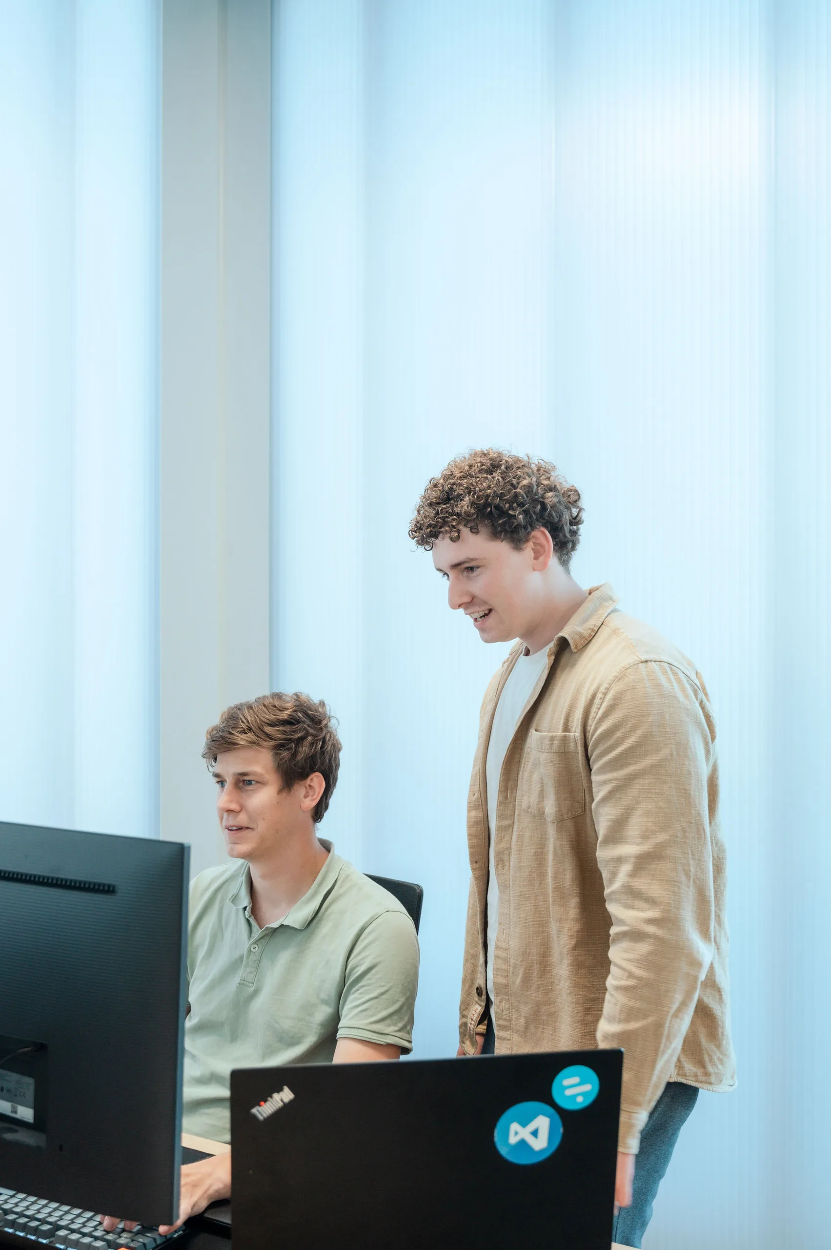 Researchable-collega's werken samen achter een scherm tijdens de ontwikkeling